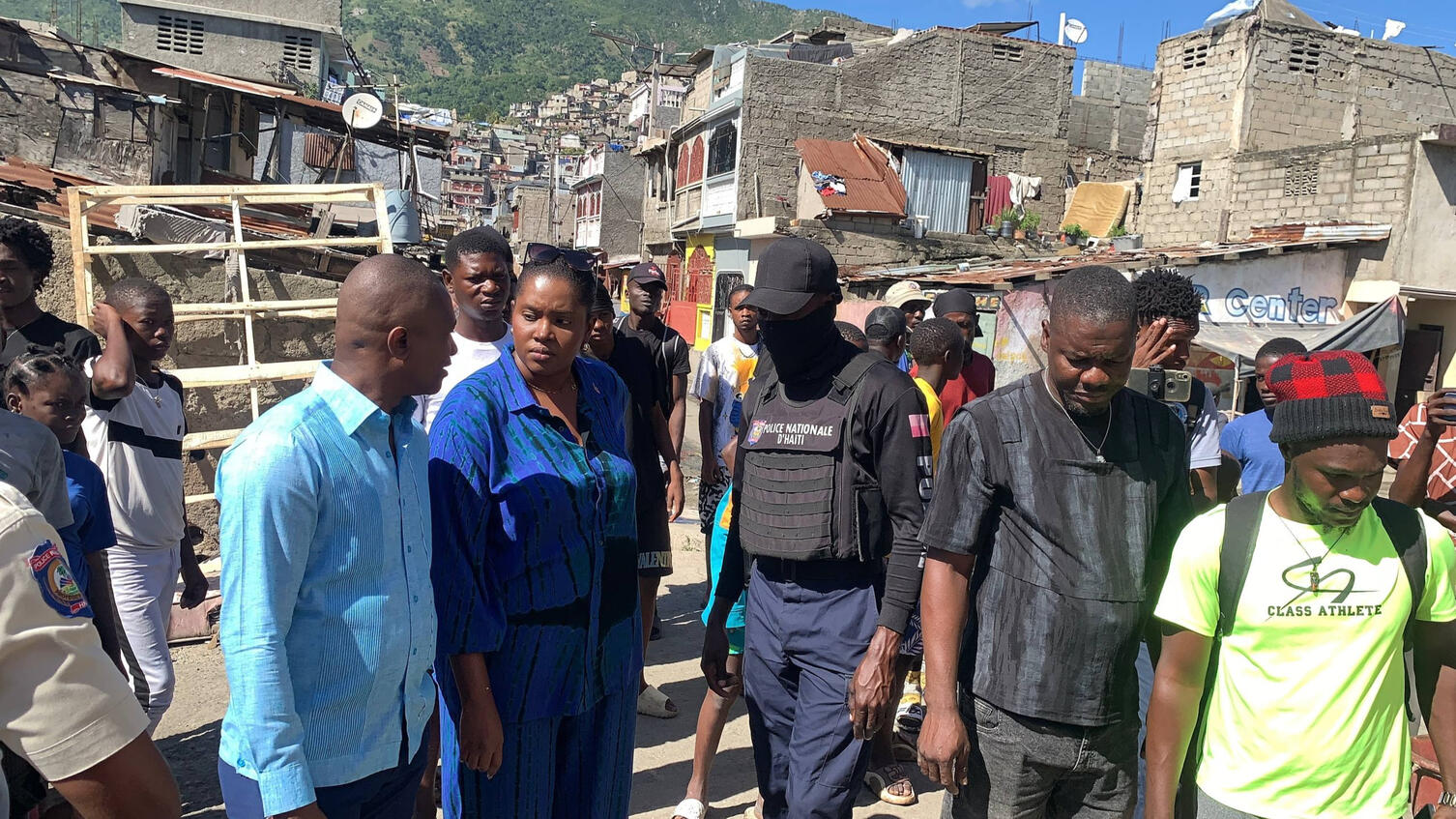 Flash: La mairesse de la ville haïtienne de Cap-Haïtien, Angie Bell, est arrivée dans la région de Sanrezon pour voir quelles solutions elle peut trouver pour ces personnes.